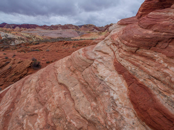 Colori e forma incredibili della roccia Onda di Fuoco
 - Foto, immagini