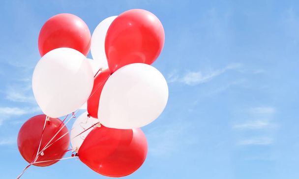 κόκκινα και άσπρα μπαλόνια - Φωτογραφία, εικόνα
