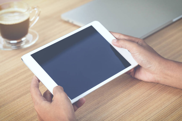 Selektiver Fokus Hand halten digitales Tablet auf Schreibtisch - Foto, Bild