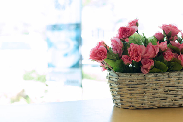 lindo buquê rosa rosa flor artificial na cesta
 - Foto, Imagem