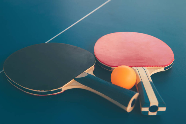 Tabletennis ou raquetes de pingue-pongue e bolas na mesa. Concurso desportivo
 - Foto, Imagem