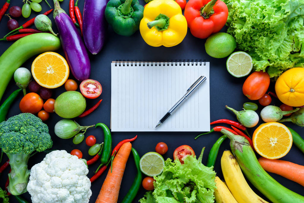 gesundes Ernährungskonzept aus frischem Bio-Gemüse und Holztisch - Foto, Bild