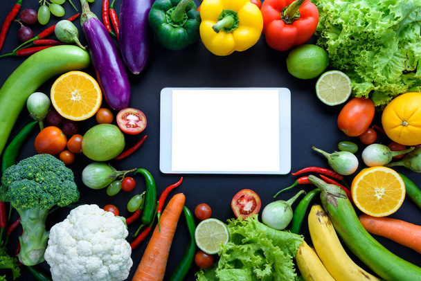 Концепція здорової їжі свіжих органічних овочів та дерев'яного столу
 - Фото, зображення