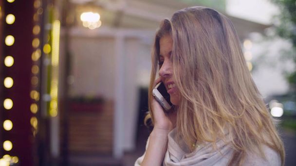 Genç kadın telefonla konuşuyor portresi - Fotoğraf, Görsel