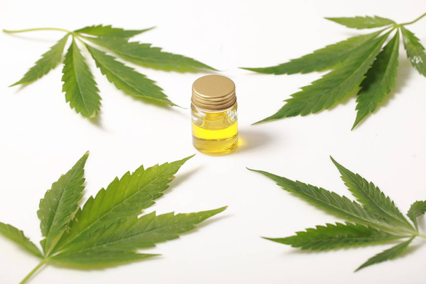 Cannabis deixa produtos de cânhamo óleo CBD
 - Foto, Imagem