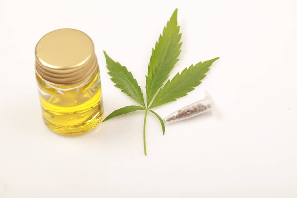 Cannabis leaves CBD oil hemp products - Foto, afbeelding