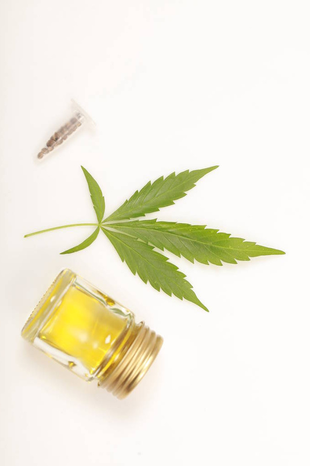 Foglie di cannabis olio di CBD prodotti di canapa
 - Foto, immagini