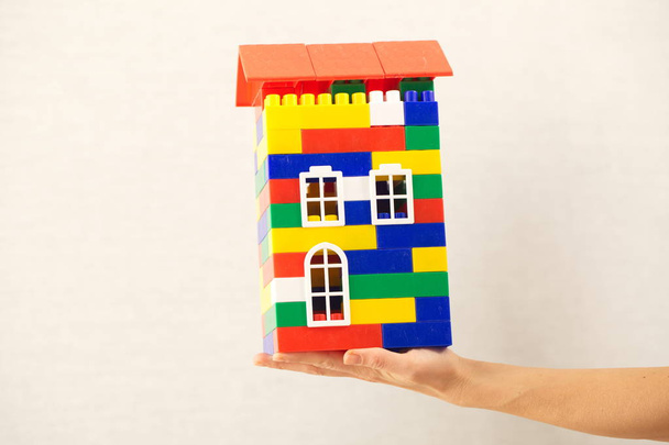 Barevná plastová hračka dům  - Fotografie, Obrázek