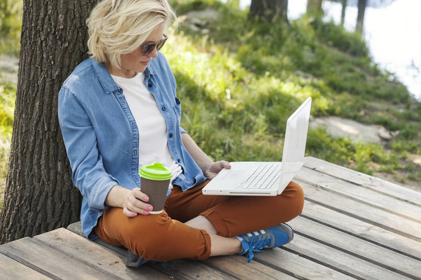 szczęśliwy, piękna kobieta, Dziewczyna z laptopie surfuje w Internecie, w pobliżu jeziora - Zdjęcie, obraz