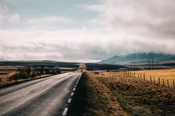 Asfaltowa droga na piękny krajobraz na wschodzie Islandii.  - Zdjęcie, obraz