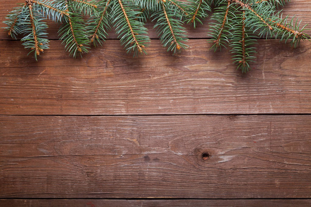 ramo di albero di Natale su un tavolo o bordo di legno per lo sfondo
. - Foto, immagini