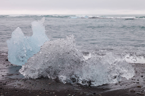 Splinters of ice from Iceberg lagoon jokulsarlon on the sea coas - Фото, изображение