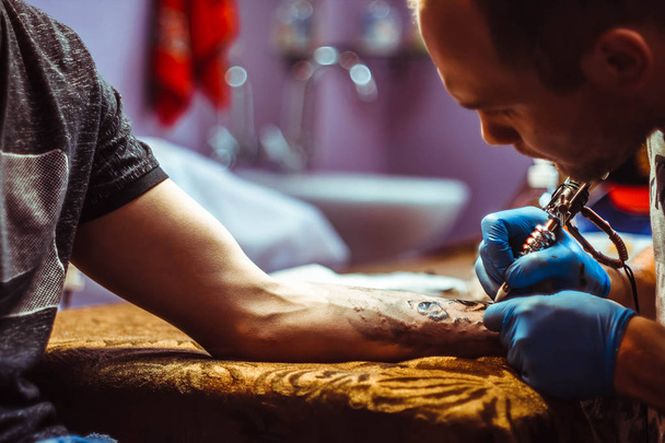 Майстер робить татуювання
 - Фото, зображення