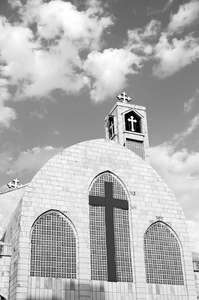  chatolic kostel a kříž - Fotografie, Obrázek