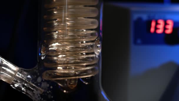 Kristallspirale. Spiralglasrohr mit Wasser in Nahaufnahme. Glasspiralrohr aus dem Refluxkondensator mit fließendem Wasser - Filmmaterial, Video