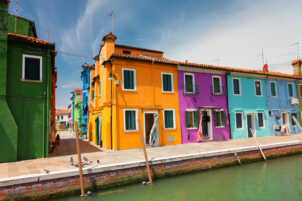 Barevné domy ostrova Burano / malé vesnice nedaleko Benátky - Fotografie, Obrázek