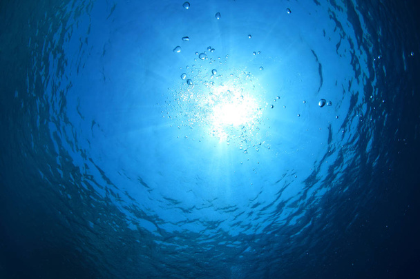 Поверхность воды и пузыри
 - Фото, изображение