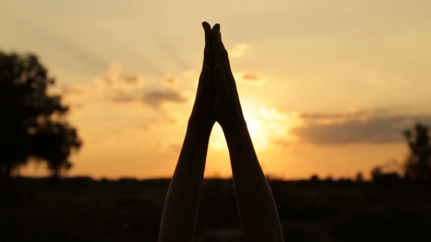 A női kéz a lenyugvó nap fénye - Felvétel, videó