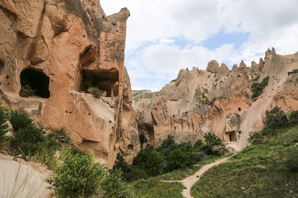 Formações rochosas em Zelve Valley, Capadócia
 - Foto, Imagem