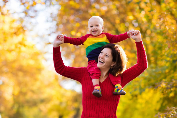 Mother and baby in autumn. Fall outdoor family fun. - Foto, Imagen