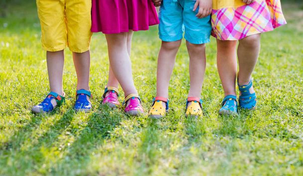 Bambini con scarpe colorate. Calzature per bambini
 - Foto, immagini