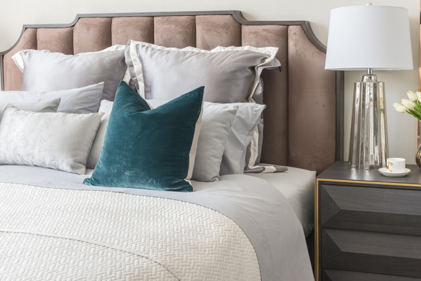 Klasik yatak odası tarzı yastıklar ve lamba masa tarafında dizi - Fotoğraf, Görsel