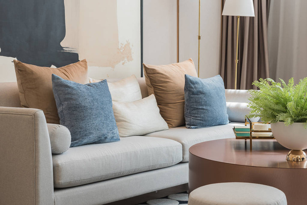современная гостиная с набором подушек на диване
 - Фото, изображение