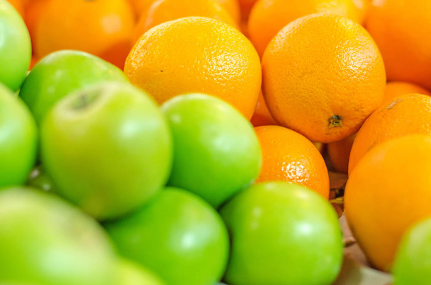 mooie kleur combinatie, oranje en groen apple AchtergrondVertoning op marktkraam. - Foto, afbeelding