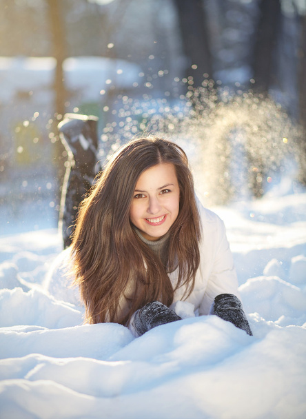 Улыбающаяся девушка в снегу
. - Фото, изображение