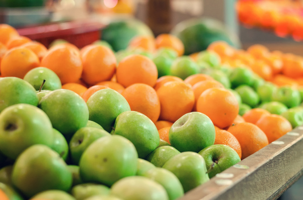 όμορφο συνδυασμό χρωμάτων, ποικιλία από φρέσκα ωμά φρούτα φόντο εμφανίζεται στο στάβλο αγοράς. - Φωτογραφία, εικόνα