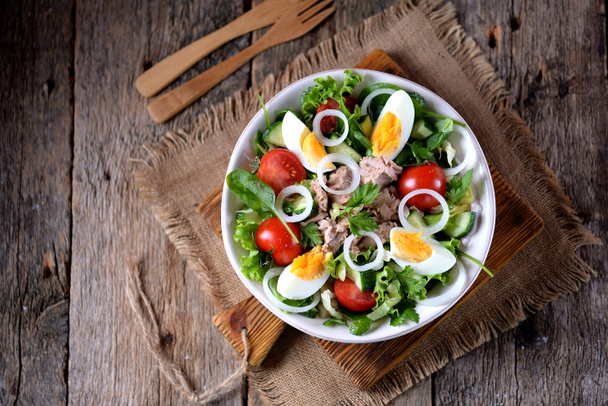 Salada de atum enlatado com alface, tomate cereja, pepino, cebola e ovo cozido. Alimentos saudáveis
. - Foto, Imagem