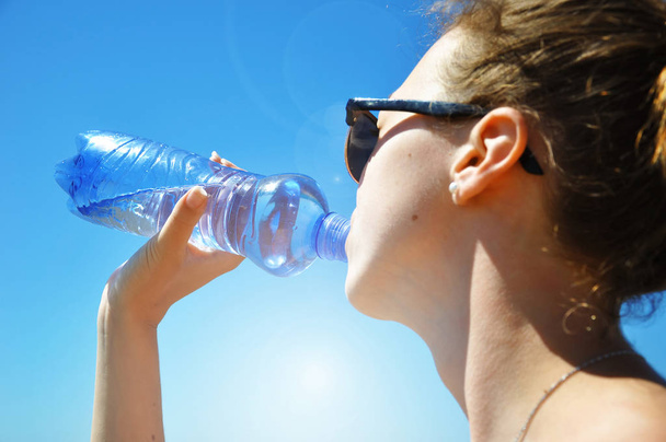 çekici bir genç kadın içme suyu  - Fotoğraf, Görsel