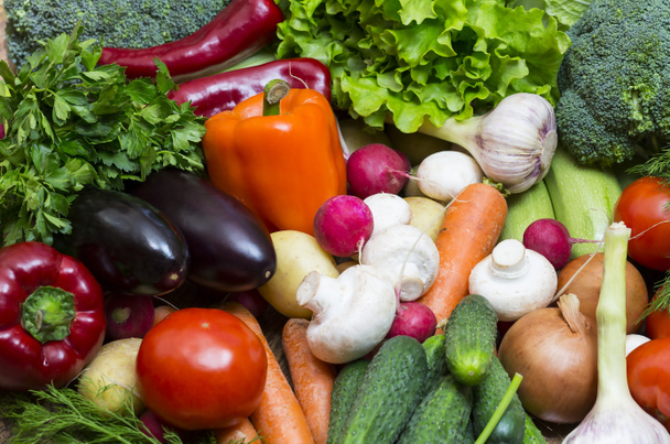 Warzywa świeże pomidory ogórek squash i zieleni tła - Zdjęcie, obraz