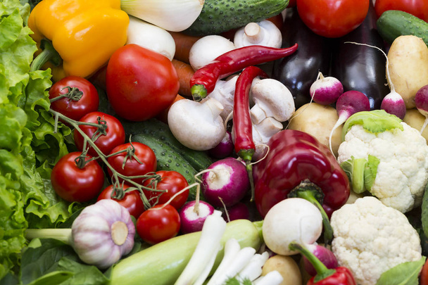 Friss zöldségek paradicsom uborka squash és zöld háttér - Fotó, kép