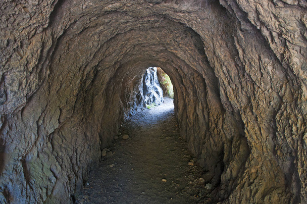 Calabria: il tunnel scavato nella roccia che conduce alla spiaggia dell'Arco Magno, la spiaggia del Grande Arco, una piccola baia nascosta con un arco naturale fatto dalle onde nel corso dei secoli in Calabria
  - Foto, immagini