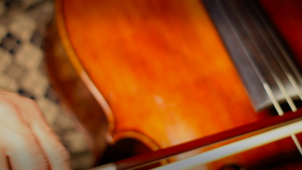 člověk hraje na violoncello - Záběry, video