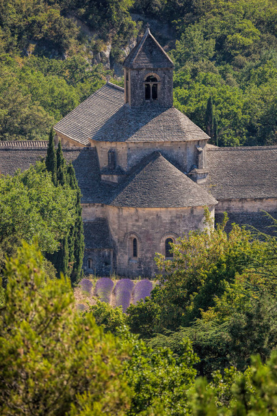 Champs de lavande avec monastère Senanque en Provence, Gordes, France
 - Photo, image