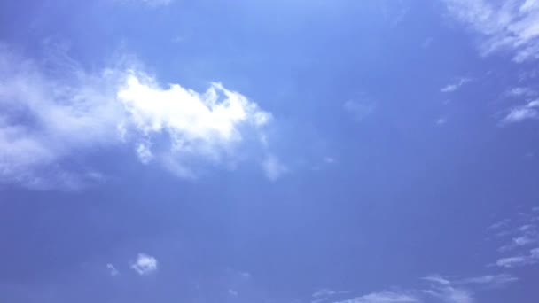 Білі хмари зникають на гарячому сонці на блакитному небі. Хмари переплетення часу - синій фон неба. Блакитне небо. Хмари. Блакитне небо з білими хмарами
. - Кадри, відео