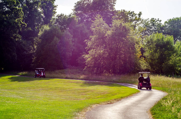Elektroauto auf dem Golfplatz, aktive Freizeit, ruhiger Sport, - Foto, Bild