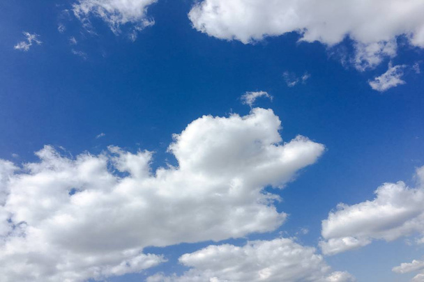 beau ciel bleu avec fond nuageux.Ciel nuageux.Ciel avec nuages météo nature nuage bleu.Ciel bleu avec nuages et soleil - Photo, image