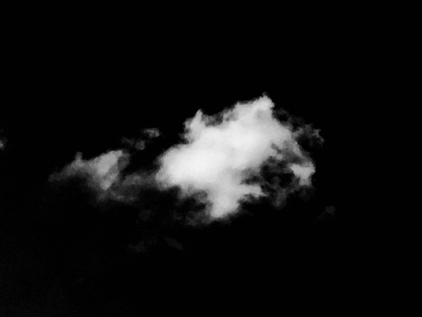Felhők. Fekete háttér. Elszigetelt fehér felhők a fekete ég. Készlet különíthető felhők felett fekete háttér. Design elemek. Fehér felhők elszigetelt. Kivágott kivont felhők - Fotó, kép