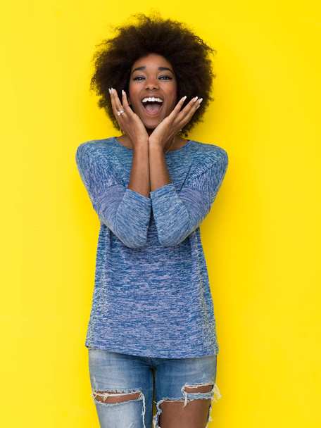 zwarte vrouw geïsoleerd op een gele achtergrond - Foto, afbeelding