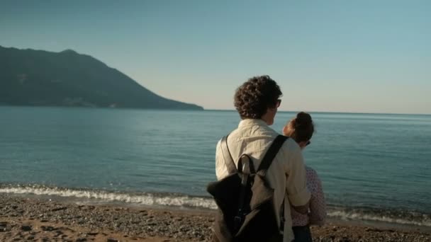 Αγαπώντας ευτυχισμένο ζευγάρι περπατήσετε δίπλα στη λίμνη, στέκεται πίσω, αγκαλιές σε εξωτερικούς χώρους - Πλάνα, βίντεο