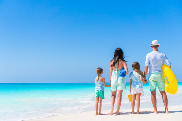Jong gezin op vakantie op het strand. Familie reizen concept - Foto, afbeelding