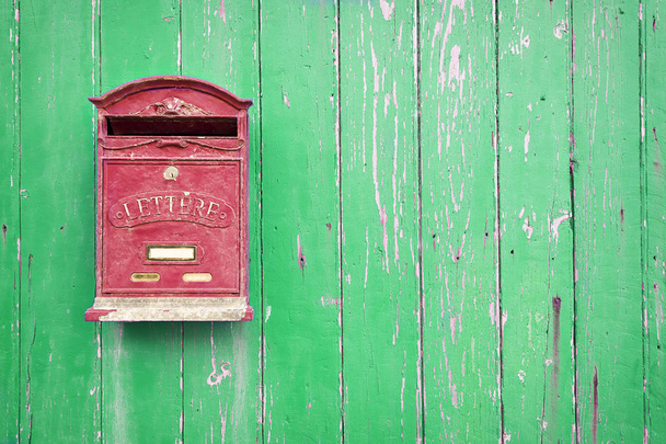 Roter Briefkasten an grüner Tür - Foto, Bild