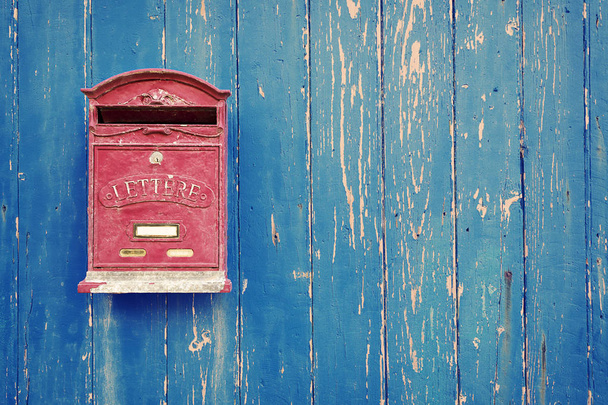  roter Briefkasten an blauer Tür - Foto, Bild