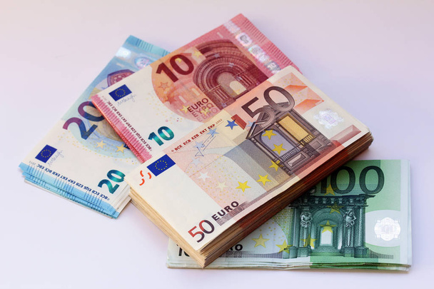 Mucho dinero - Diferentes billetes en euros
 - Foto, Imagen