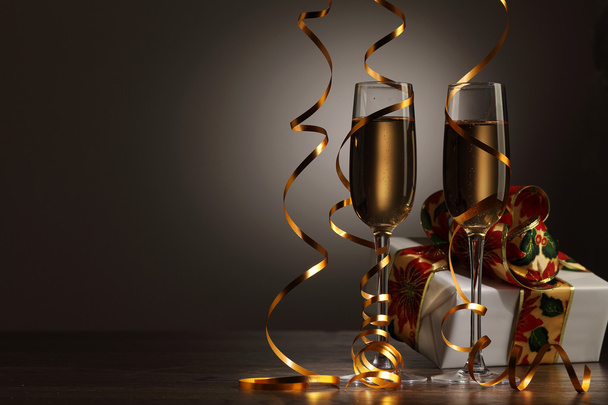 Las copas del champán en la fiesta de Año Nuevo
 - Foto, Imagen