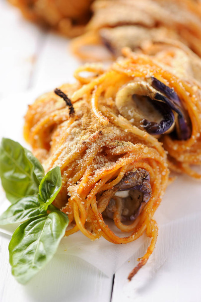 Жареные спагетти с баклажаном
 - Фото, изображение