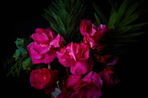 Ramillete - variedad de flores, plano de estudio con fondo negro
 - Foto, Imagen